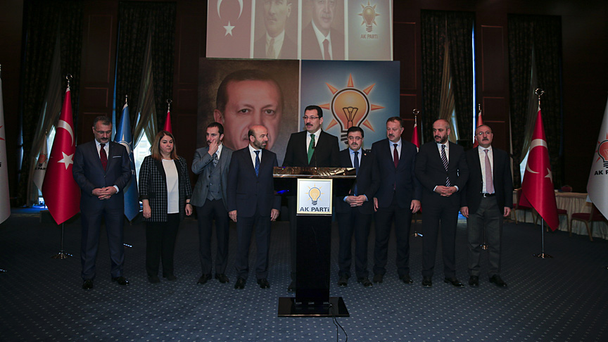 Diyanet İşleri Başkanı Prof. Dr. Ali Erbaş (ortada), Dünya Müslüman Alimler Birliği Başkanı Yusuf Karadavi (sağda) İstanbul Büyükşehir Belediye Başkanı Mevlüt Uysal (solda)