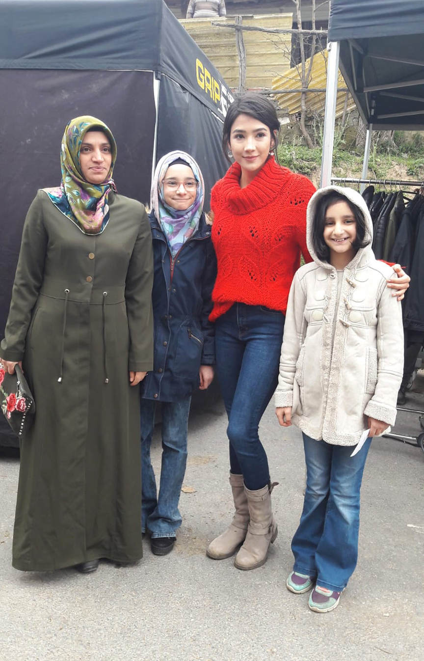 Şehit Yamaner'in kızları Begüm Erva (sol 2) ve Betül Esma (sağda), Vali Yavuz'un başlattığı çalışma kapsamında İstanbul'a giderek 